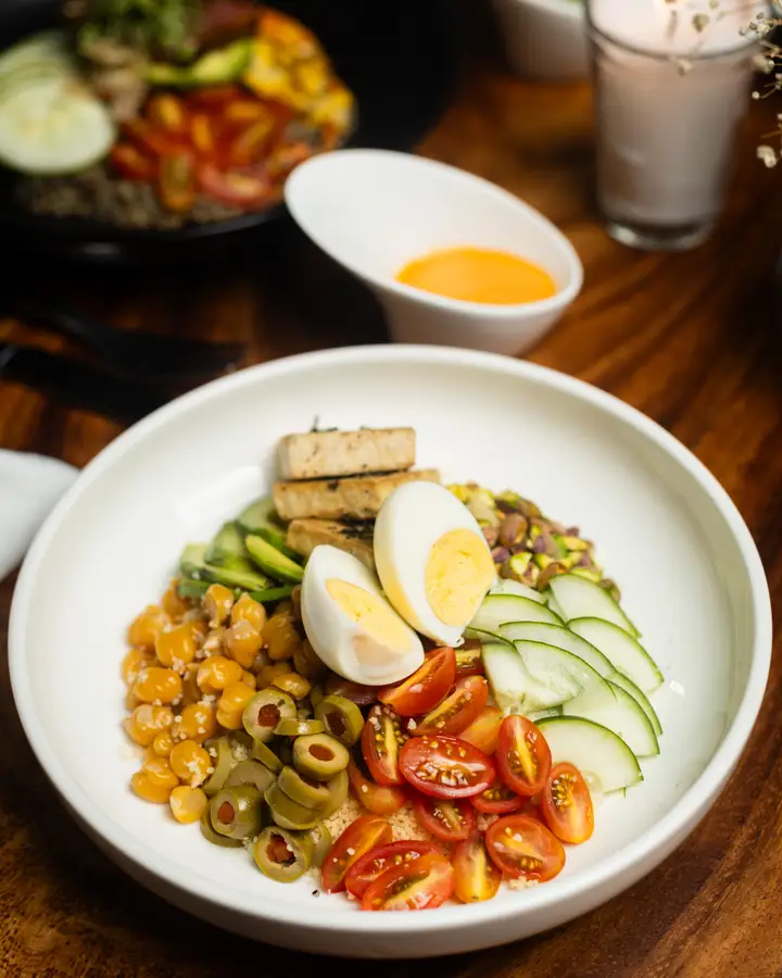 Mediterranean bowl with egg, chickpeas, cucumber and tomato